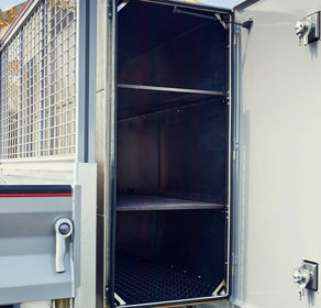 Cofre detrás de la cabina de aluminio