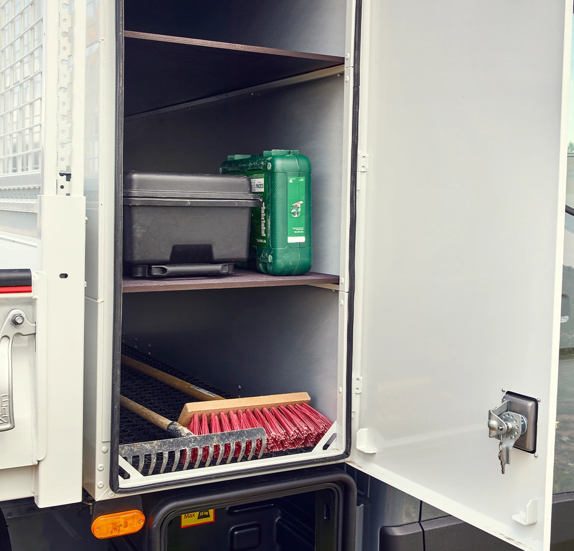 Cofre detrás de la cabina de aluminio