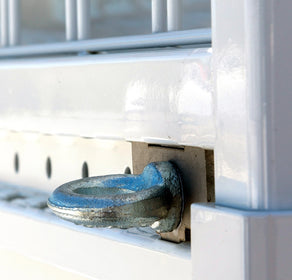 Anillas de sujeción en el protector de cabina de acero y aluminio